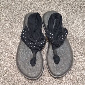 Sanuk Yoga Sling Black Women's Sandals With Poka Dots